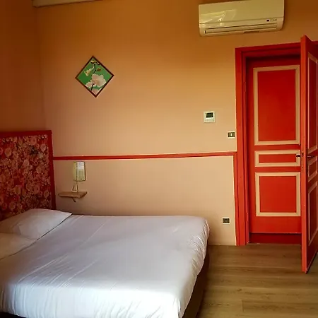 Logis Du Terreau فندق